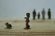 Haltestelle, Esche, Nussbaum, Höhe der Figuren 2,5 cm, 2009 - Arbeitsgebiete - Holzskulpturen - Innenbereich: Aus der Reihe Kleine Situationen - www.eva-nemetz.de Haltestelle, Esche, Nussbaum, Höhe der Figuren 2,5 cm, 2009 - Holzskulpturen - Innenbereich: Aus der Reihe Kleine Situationen - www.eva-nemetz.de